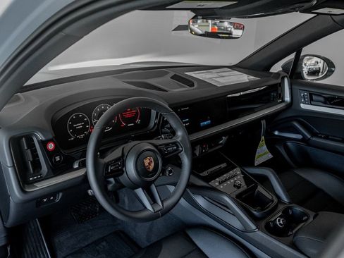 Certified 2025 Porsche Cayenne AWD/4WD image 4