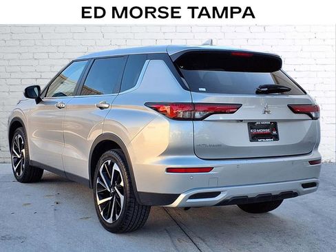 Used 2024 Mitsubishi Outlander SE image 3