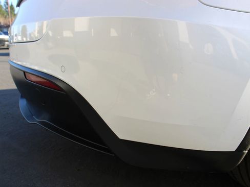 Used 2022 Tesla Model Y Long Range image 12