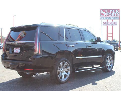 Used 2017 Cadillac Escalade Premium Luxury image 4