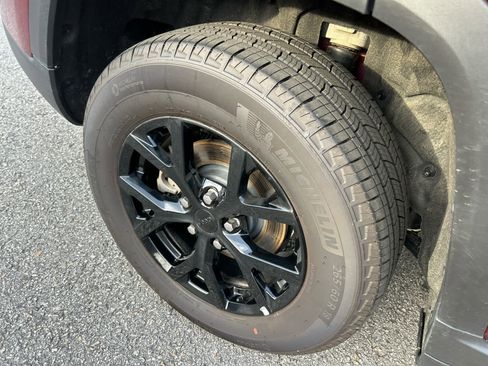 Used 2025 Jeep Grand Cherokee Laredo AWD/4WD image 14