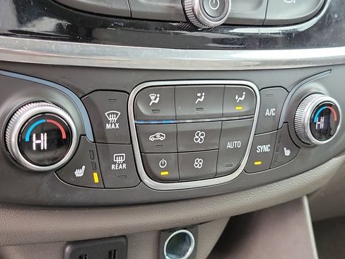 Used 2020 Chevrolet Traverse LT w/ Driver Confidence II Package image 31