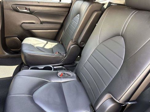 Used 2022 Toyota Highlander XLE AWD/4WD image 16