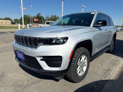 Used 2023 Jeep Grand Cherokee Laredo AWD/4WD image 38