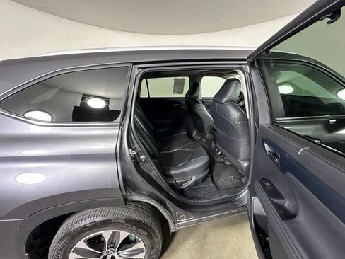 Used 2024 Toyota Highlander XLE AWD/4WD image 12