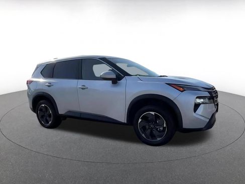 Used 2025 Nissan Rogue SV FWD image 2