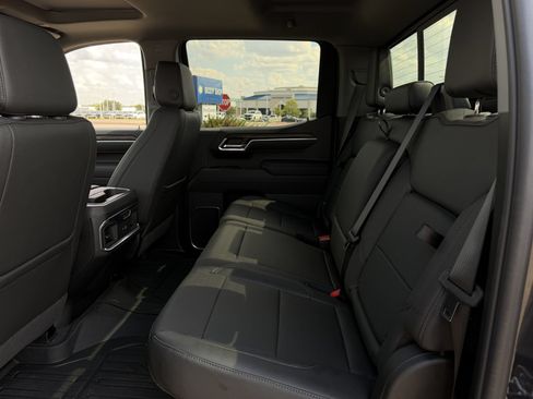 Used 2025 GMC Sierra 1500 SLT AWD/4WD image 30