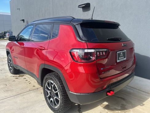 Used 2025 Jeep Compass Trailhawk image 4