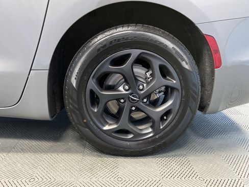 Used 2022 Chrysler Pacifica Limited w/ S Appearance Package image 35