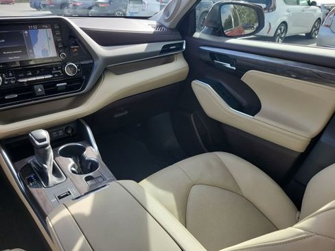 Used 2022 Toyota Highlander Limited image 3
