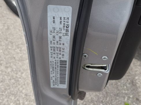 Used 2019 Jeep Cherokee Latitude w/ Popular Appearance Group FWD image 24