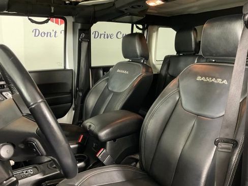 Used 2018 Jeep Wrangler Unlimited Sahara w/ Connectivity Group image 14