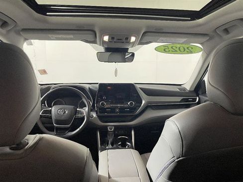 Certified 2025 Toyota Highlander XLE AWD/4WD image 12