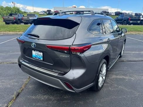 Used 2023 Toyota Highlander Platinum AWD/4WD image 3