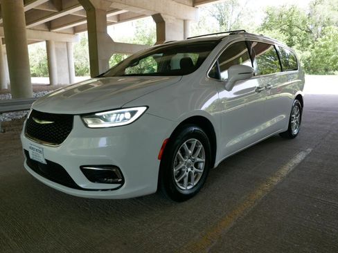 Used 2021 Chrysler Pacifica Touring-L FWD image 27