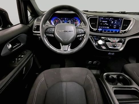 Used 2021 Chrysler Pacifica Touring FWD image 5