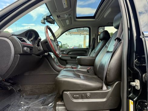 Used 2011 Cadillac Escalade Premium RWD image 10