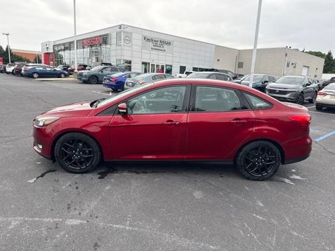Used 2016 Ford Focus SE w/ Equipment Group 201A FWD image 4