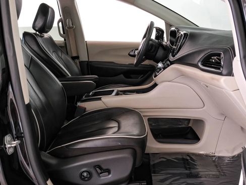 Used 2022 Chrysler Pacifica Limited FWD image 25