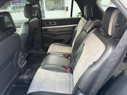 Used 2017 Ford Explorer XLT w/ XLT Technology Feature Bundle AWD/4WD image 18