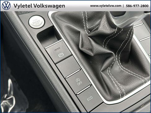 Certified 2025 Volkswagen Jetta SE w/ Sunroof Package image 29