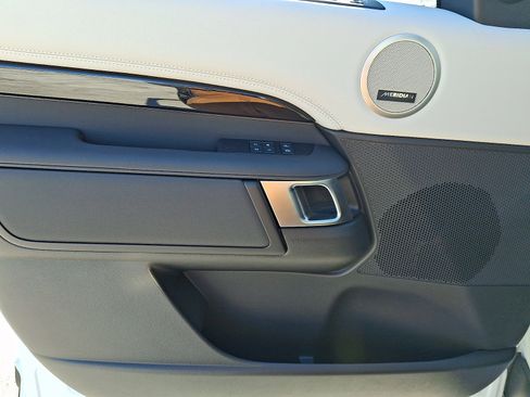 New 2026 Land Rover Discovery S image 10