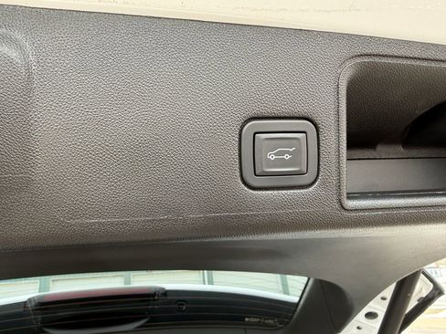 Used 2024 GMC Terrain SLE w/ Driver Convenience Package image 13