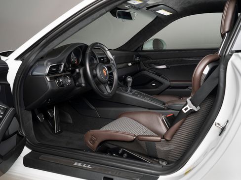 Used 2016 Porsche 911 R image 14