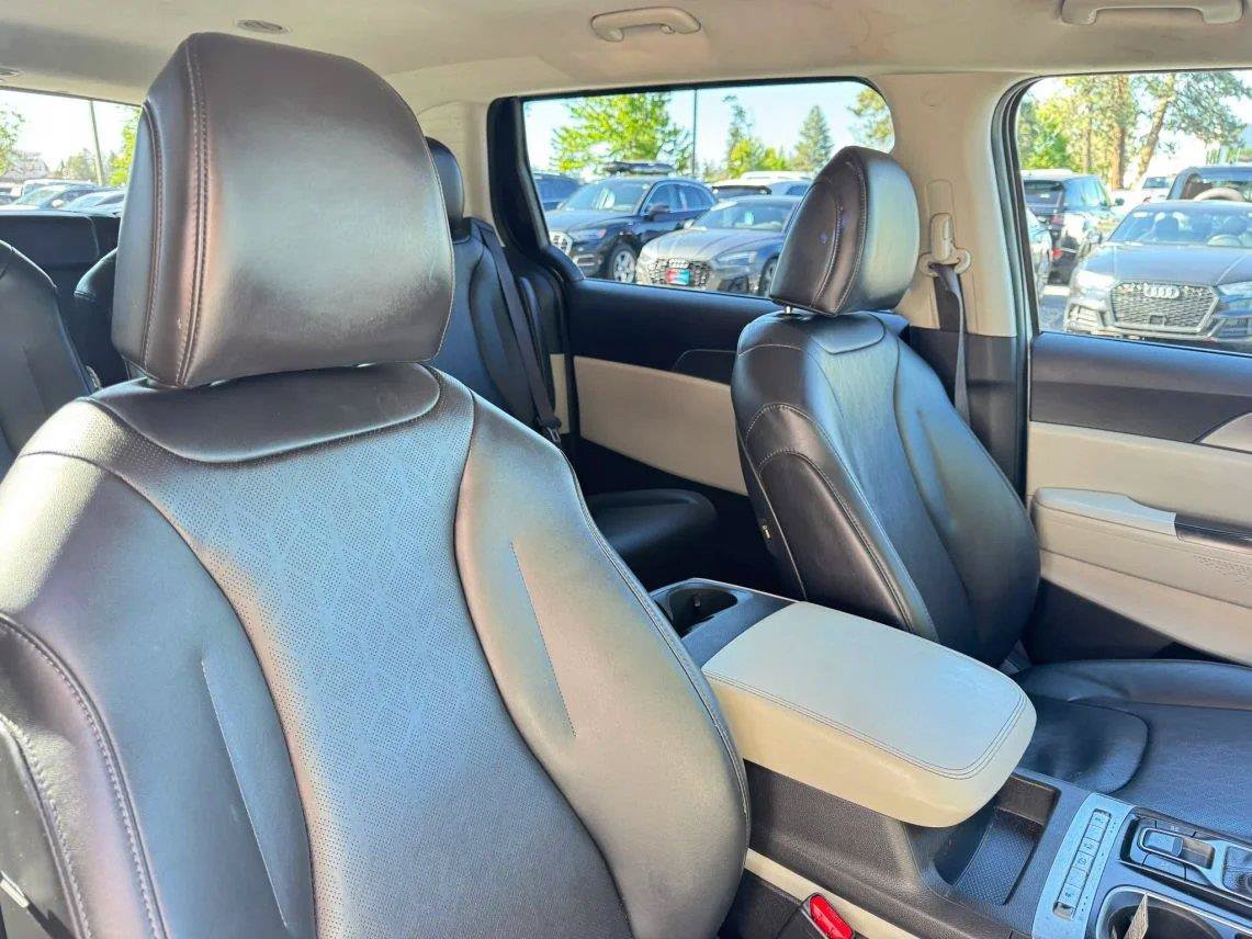 Used 2022 Kia Carnival LX FWD image 24