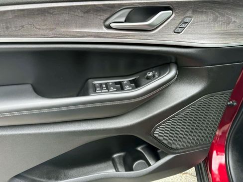 Used 2024 Jeep Grand Cherokee Limited w/ Black Appearance Package image 16