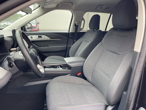 Used 2025 Ford Explorer Active image 19