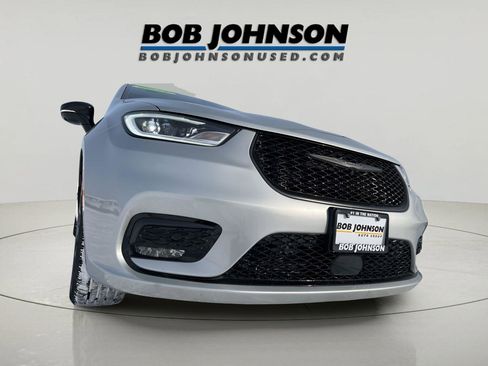 Used 2024 Chrysler Pacifica Touring-L w/ S Appearance Package image 9