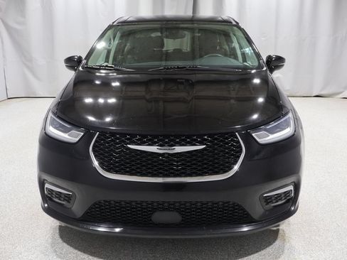 Used 2024 Chrysler Pacifica Touring-L FWD image 6