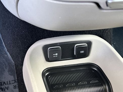 Used 2020 Chrysler Pacifica Touring-L image 31