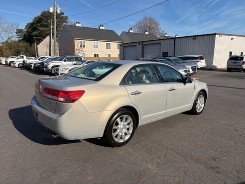 Used 2010 Lincoln MKZ image 3