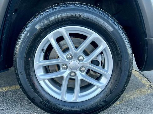 Used 2023 Jeep Grand Cherokee L Laredo image 32