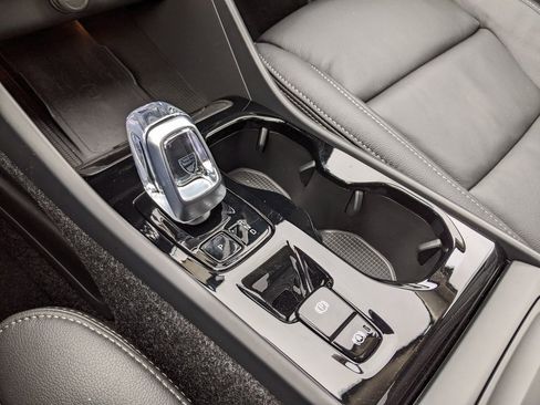 Certified 2025 Volvo XC40 B5 Ultra w/ Climate Package image 20