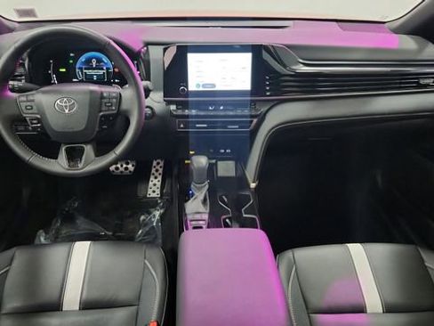 Used 2025 Toyota Camry SE w/ Convenience Package image 19