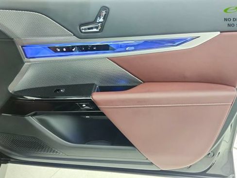 Used 2025 BMW i7 eDrive50 w/ M Sport Package RWD image 24
