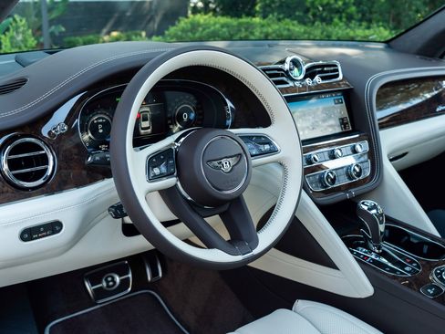Certified 2025 Bentley Bentayga image 28