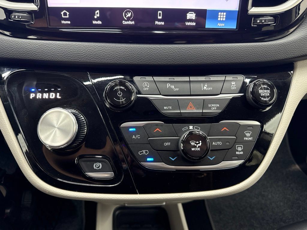 Used 2024 Chrysler Pacifica Touring-L FWD image 27