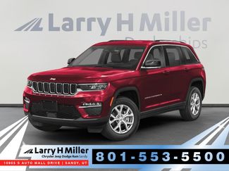 Used 2023 Jeep Grand Cherokee Laredo w/ Trailer Tow Prep Group (B) AWD/4WD video 1