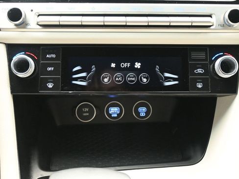 Used 2025 Genesis G70 2.5T RWD image 18