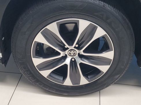 Used 2023 Toyota Highlander XLE image 4