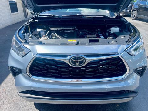 Used 2023 Toyota Highlander Platinum FWD image 17