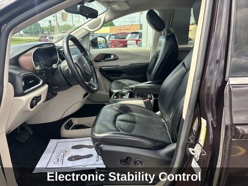 Used 2017 Chrysler Pacifica Touring-L FWD image 11