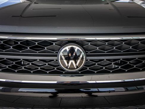 Used 2023 Volkswagen Taos SE w/ Panoramic Sunroof Package FWD image 8