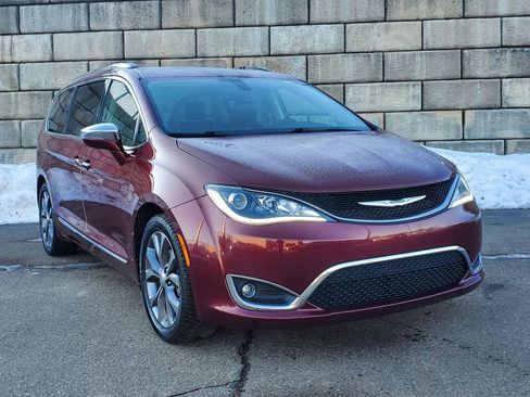 Used 2019 Chrysler Pacifica Limited w/ Tire & Wheel Group image 8
