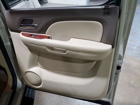 Used 2011 Chevrolet Suburban LTZ AWD/4WD image 26