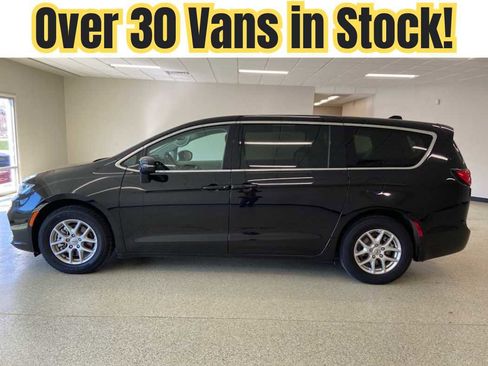 Used 2024 Chrysler Pacifica Touring-L FWD image 1